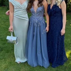 Balklänning - Lånade bilder! Säljer en jättefin balklänning köpt från Plick, endast är använd en gång av förra ägaren! Den har både spets och rhinestones, jättefint🤗 banden i ryggen går att justera så att överdelen sitter bra. Den är avklippt en bit längst ner då den var väldigt lång men det märks inte när den är på alls! Står inte i svenska strl men motsvarar S, skulle dock säga att den kan passa XS-M. !! Orginalpriset är 5219kr💓💗!!