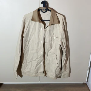 Beige overshirt från ZARA - Zara overshirts size S. Använd 1 gång, 200kr!