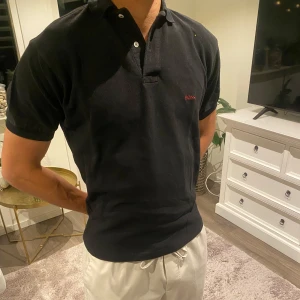 Hugo boss pike  - En jättefin piké ifrån Hugo boss🤩 perfekt nu inför sommaren😊.  Stl Medium.      Nypris 1300kr vårt pris 199kr