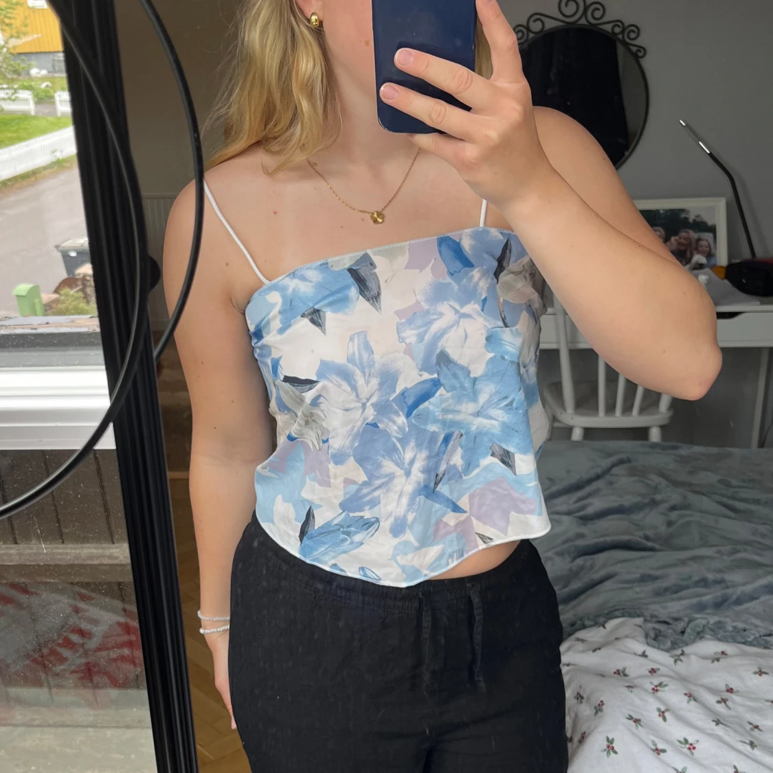 Blåvit blommig topp