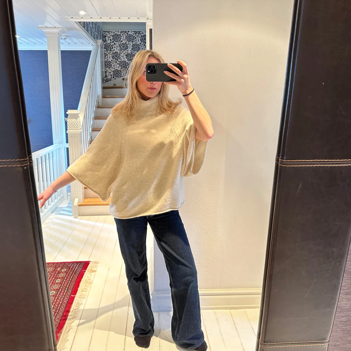 Beige stickad ponchotröja med polokrage - 1