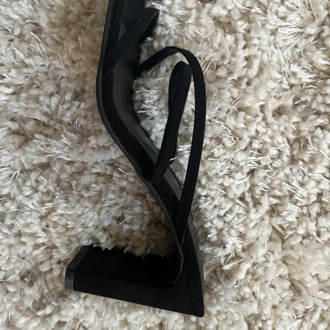 Svarta klackar med smala remmar från Attitude - 1