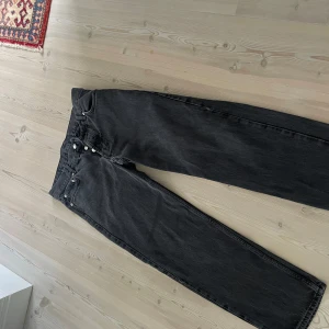Svarta Sweet Loose Jeans från Sweet Sktbs - Säljer ett par svarta loose fit jeans från Sweet Sktbs i modellen Sweet Loose Jeans. Jeansen har fem fickor, knappar i gylfen och är tillverkade i 100% bomull. Klassisk rak passform och snygg tvätt.