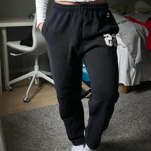 Svarta mjukisbyxor med tryck - Svarta (aningen marinblå) mjukisbyxor med resår i midjan (snörning) och vitt tryck med siffran 95 på ena benet🖤Köpta på en thrift store