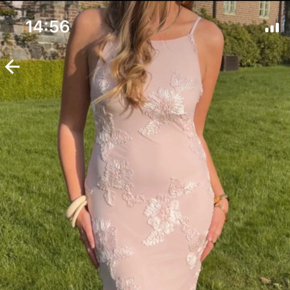 Ljusrosa långklänning med spetsdetaljer