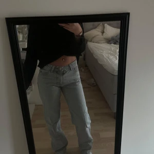 Ljusgrå jeans från GinaTricot  - Säljer ett par lågmidjade ljusgrå jeans från Gina då de inte används 