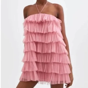 Rosa volangklänning - Supersöt rosa klänning från Zara som passar perfekt till sommarens alla tillfällen💗