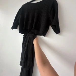 Ribbat set  - Ser topp och byxor