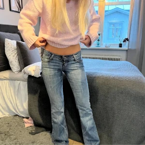 Blå bootcut jeans från Patrol - (Alla bilder är inte mina, några är gamla ägarens bilder, men kan ej ta nya då de var försmå). Förra ägaren sa att dom varit använda ett fåtal gånger och dom är inte använda av mig.  De är också lågmidjade, hör av er vid intresse! 🩷