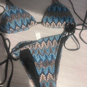 Missoni bikini blå - Missoni inspirerad bikini. Samma som den andra jag säljer (bild2, lånad bild ) men denna är i blå. Första bilden! Säljer då den var för liten för mig. Jag bör främst M denna är i storlek s. Passar xs-s. Sååå söt. Gillar du rosa mer så säljs den fortfarande också! Enbart testad.