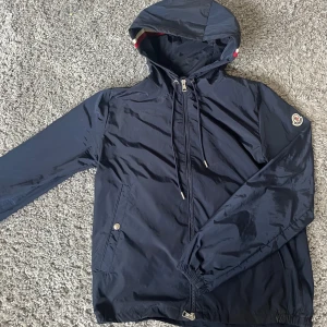 Blå windbreaker från moncler  - Jackan köpte jag av en polare så var osäker om den var äkta men har skickat in bilder till moncler och dom verifierade den äkta kan skicka i chatt. Jackan är i extremt bra skicka och har även NFC. Byten är intressant och pris går att diskutera🍾🍾🍾