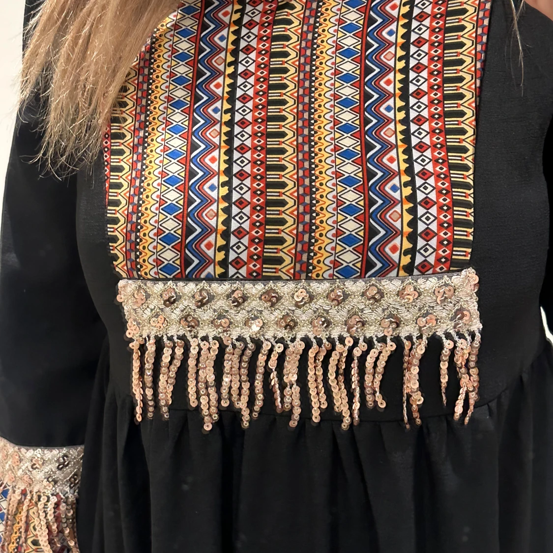 Svart långklänning med broderad överdel och fransar - 2