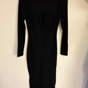 Svart långärmad klänning från SHEIN - Säljer en svart, långärmad klänning från SHEIN i ribbat material. Klänningen har en figurnära passform och en snygg sweetheart-urringning. Perfekt för dig som gillar stilrena och enkla plagg.