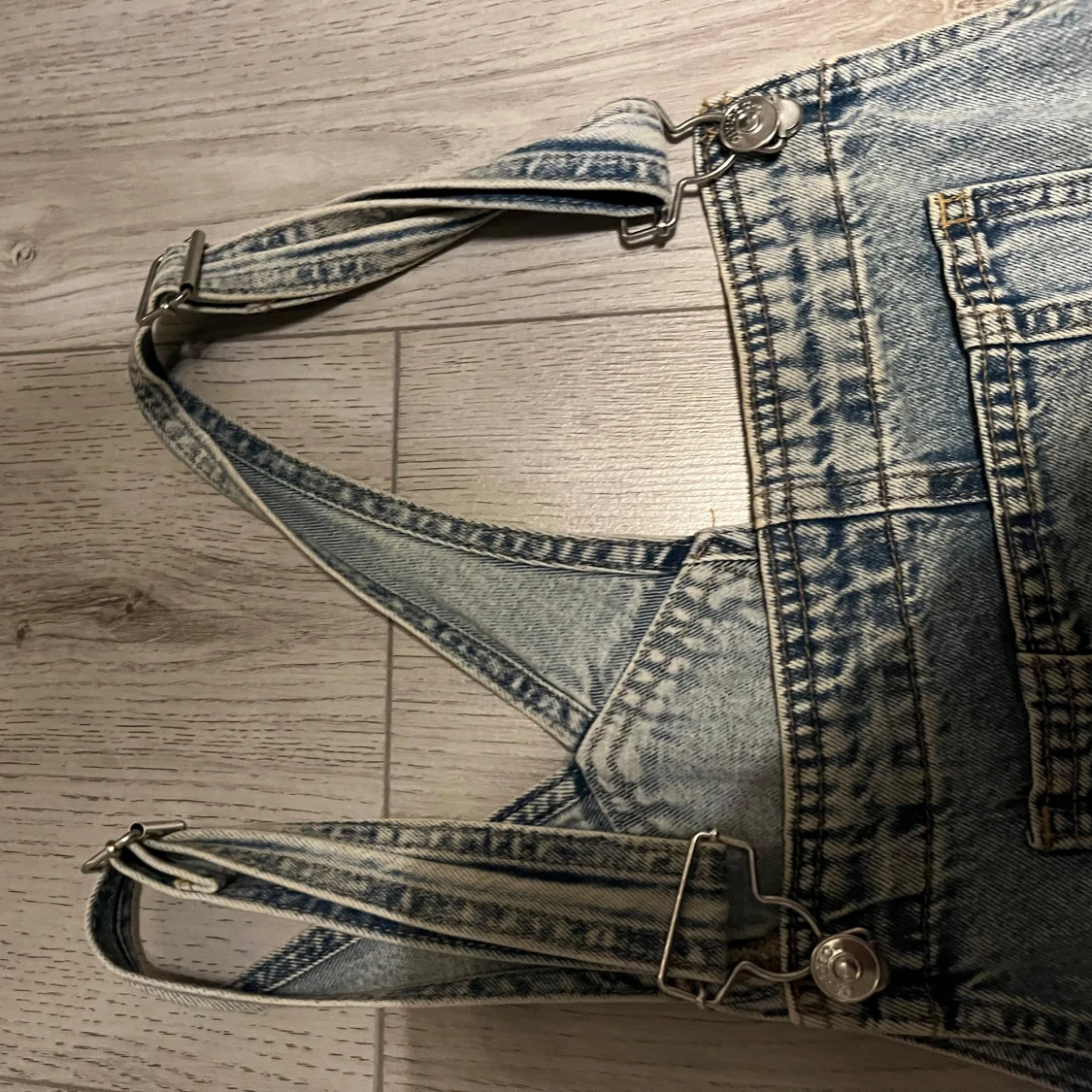 Jeansklänning med hängslen - 4