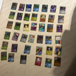 Pokémonkort - Blandad samling - En färgstark samling Pokémonkort med både klassiska och holografiska kort. Perfekt för dig som vill utöka din samling eller börja spela Pokémon TCG. Här finns många olika Pokémon och energikort – en kul mix för både samlare och spelare!
