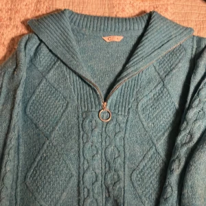 Populär Blå stickad tröja med dragkedja - Säljer en Blå stickad tröja från Cubus 2022