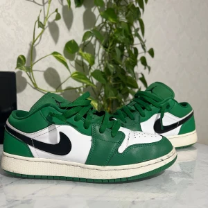 Jordan 1 low pine green - Säljer ett par Jordan 1 Low i färgen Pine Green/Black-White. Klassisk modell med snygga gröna detaljer och tidlös design som passar både till vardags och streetwear.
