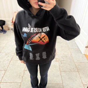 After Hours Til Dawn Tour Hoodie - Säljer en av The Weeknds merch hoodies från hans tour 2023. Knappt använd. Supercool⚡️💥Är i storlek S men är ganska stor. Nypris 1300kr