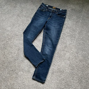 Jack & Jones jeans - Tjena, säljer nu dessa riktigt snygga Jack & Jones jeans i ett väldigt bra skick. Storlek: 14 år (164). Passar som L30/31 och W29/30. Nypris ca 600kr. Hör av dig vid frågor! Slå till😉🙌