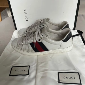 Gucci ace skor - Säljer ett par Gucci ace skor med blå/röd rand. Skorna är i använt skick med har mycket kvar att ge.                                                       Storlek 7 1/2 vilket motsvarar ca storlek 41 Allt OG samt kvitto medförljer💯🧾.                    Tveka inte på att skriva vid frågor mm..           Mvh Len closet!