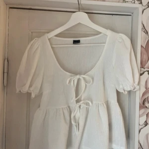 Vit Gina Tricot blus  - Vit Gina Tricot blus, aldrig använd 
