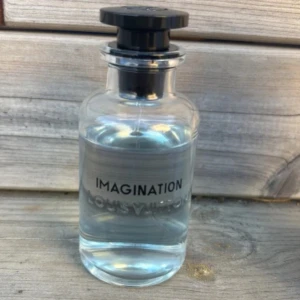 Imagination Eau de Parfum från Louis Vuitton - Imagination från Louis Vuitton är en exklusiv parfym i en stilren, genomskinlig glasflaska med svart lock. Doften är fräsch och modern, och flaskan levereras i elegant vit förpackning med märkets logotyp. Perfekt för dig som vill ha något lyxigt och unikt.