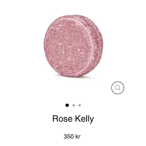  Kelly White  glittrig snusdosa - Rose Kelly glittrig snusdosa från Kelly White. Köpte 1 men råkade få hem 5 stycken så säljer vidare. Har två kvar, så passa på att köp! Helt nya, aldrig använda! Nypris: 350kr💕💕