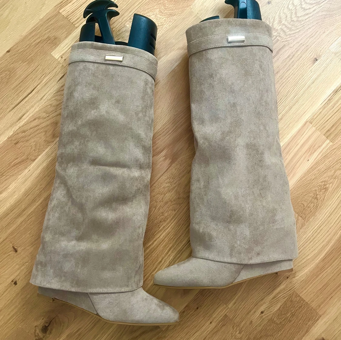 Beiga fold-over mockastövlar med kilklack