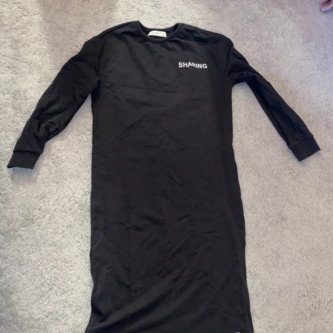 Svart långärmad klänning från I dig denim