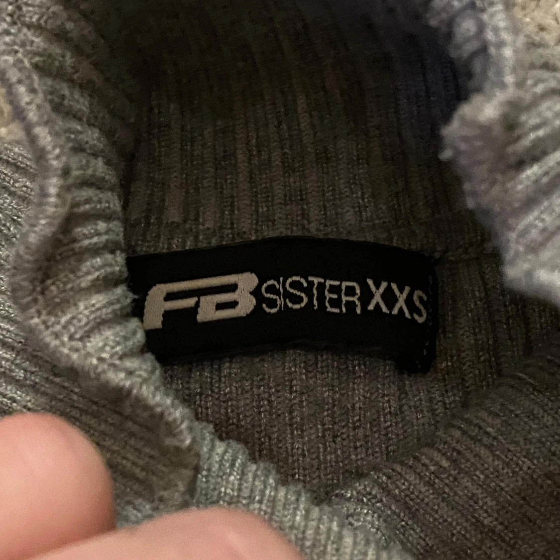 Grå ribbad långärmad klänning från FB Sister - 1