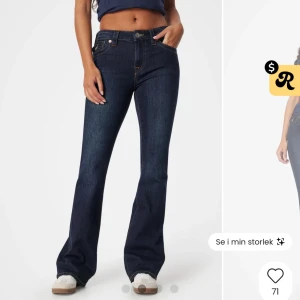 becca true religion - Säljer ett par mörkblå jeans från True Religion i modellen becca. har endast används fåtal gånger så dom är förstora så iprincip nya, skriv för fler bilder eller mer info 🥰