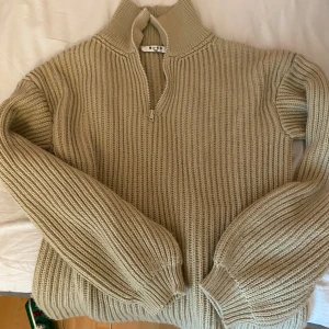 Mysig stickad tröja  - En jätteskön stickad tröja som är mysig att ha på sig när de är kyligare ute eller när man fryser! Använd fåtal gånger och sitter jätteskönt, är lite oversize i modellen