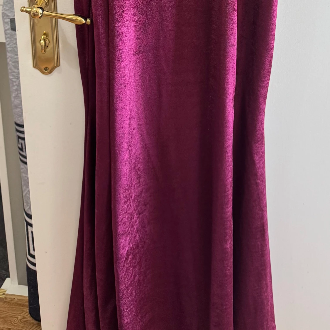 Vinröd sammet långklänning med offshoulder - 1