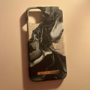 IDeal of Sweden skal - Säljer ett mobilskal från iDeal of Sweden till iPhone 11. Använt och har några små skrap defekter 💓