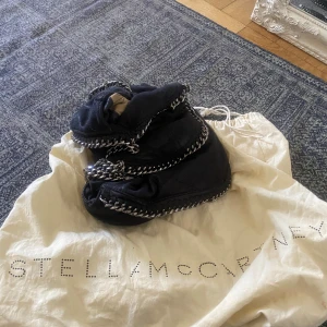 Stella maccartney väska - Säljer min stella McCartney väska som köptes för två år sedan i butik som även kommer med påsen. Men tyvärr funkar inte stäng knappen men går att fixa. Där utav priset! 