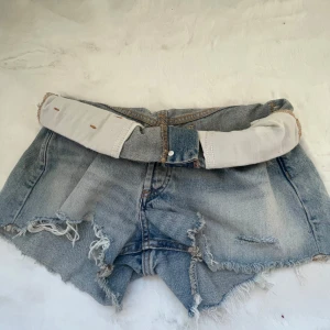 Lågmidjade jeansshorts - Säljer ett par jättefina lågmidjade jeansshorts från zara. De är i storlek m men passar mig som brukar bära s. Perfekt nu till sommaren!🌸