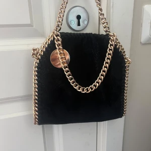 Falabella liknande väska - Säljer min fina Stella McCartney liknande väska då den inte kommer till användning. Kontakta mig för eventuella bilder eller frågor. 💓Priset är inte hugget i sten!