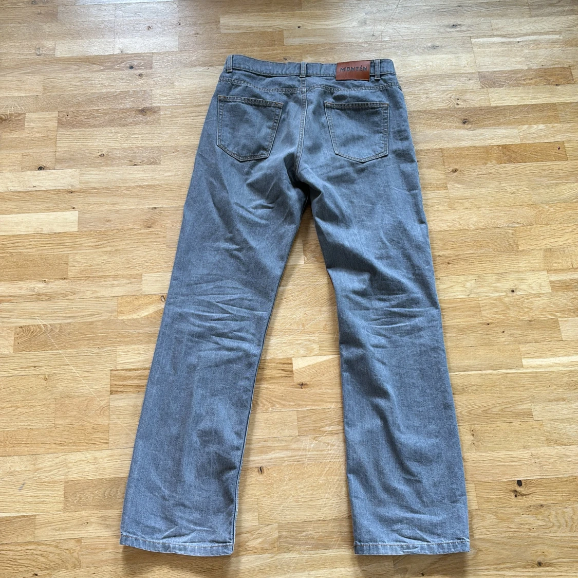 Grå jeansbyxor från Montén - 1