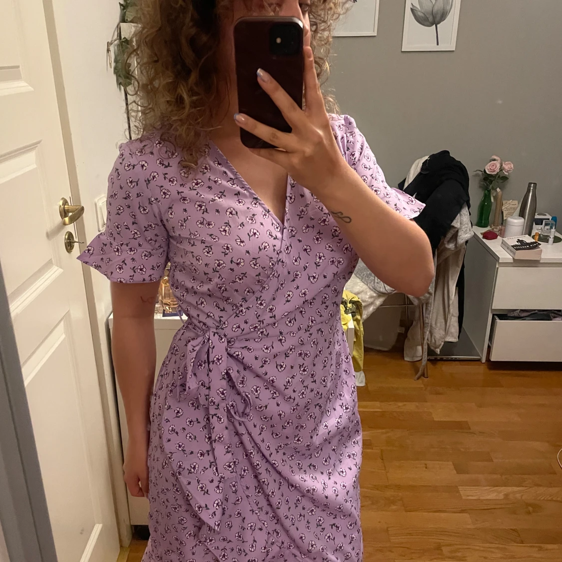 Ljuslila omlottklänning med blommigt mönster - 2