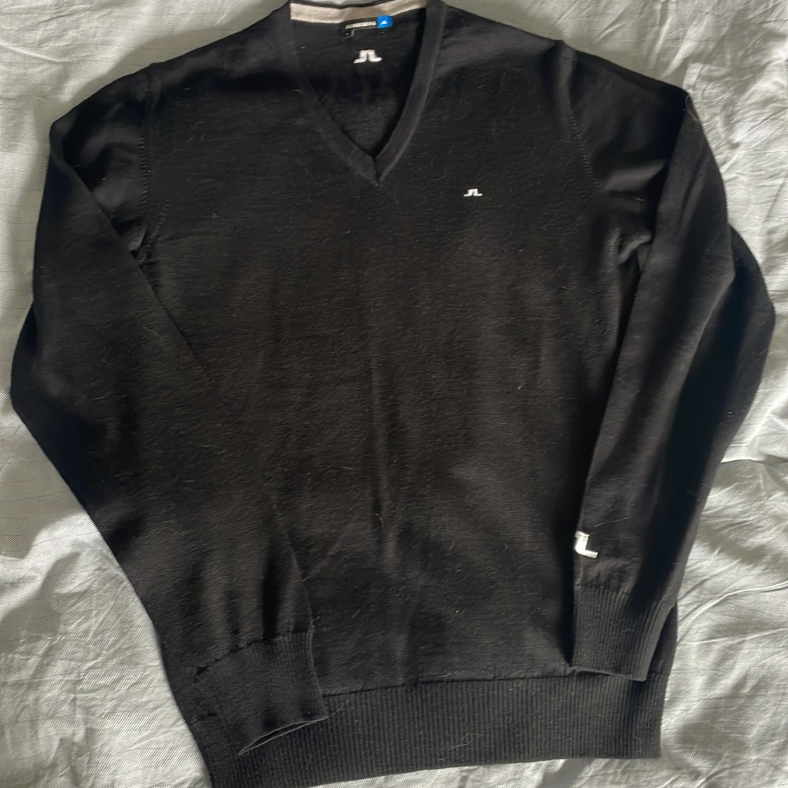 Svart v-ringad tröja från J.Lindeberg