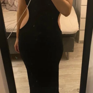 Svart långklänning  - Superfin svart långklänning ifrån Bershka. Använd endast 1 gång. Passet superbra till festligheter med teman som poker mm.