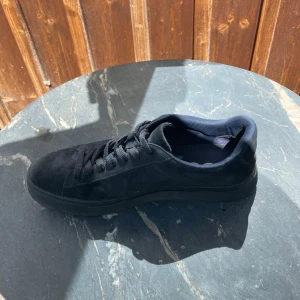 Hugo boss skor - Hugo boss skor i väldigt bra skick! Inte använt dem super mycket därför är dem i bra skick och har inga defekter. Super sköna att gå i och enkla att matcha till andra plagg, perfekt nu till sommaren. Säljer dem eftersom dem är för små. 