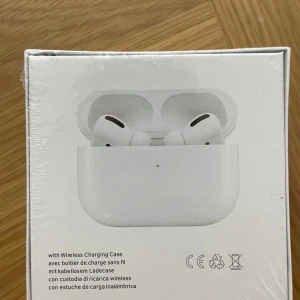 Earpods-Pro - Helt nya Earpods har inte öppnat de. Behlver inte de pga fick nya på födelsedagen.