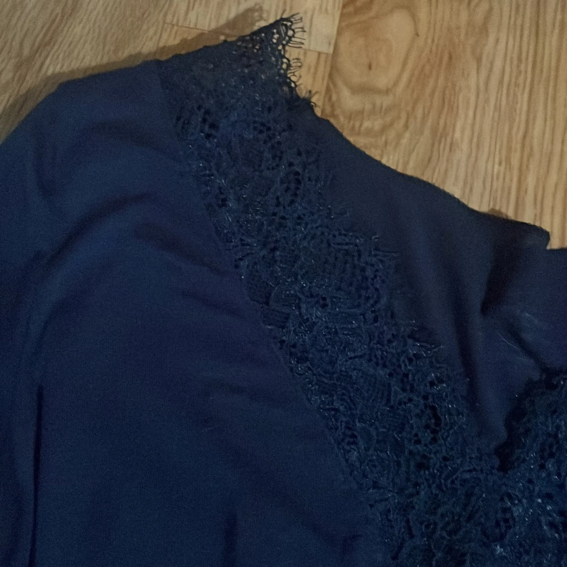 Marinblå långärmad topp med spetsdetaljer från intimissmi  - 2