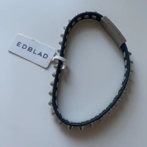 Svart nitarmband från Edblad - oanvänt nitarmband från Edblad, med lapp kvar.   möts upp i sundsvall annars kan jag skicka den med postnord! :)