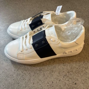 Valentino garvani  - Säljer ett par helt nya valentino garvani skor i storlek 40 i färgen mörkblått dessa skor är i helt ny skick.  