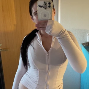 Ljusrosa tight zip-tröja från ginatricot - Säljer en ljusrosa tight långärmad zip-tröja från Gina tricot. Tröjan har dragkedja framtill och är figurnära i modellen, perfekt för träning eller som ett snyggt lager. Materialet känns mjukt och stretchigt. Skriv till mig för priser💞