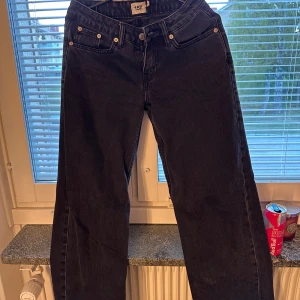 Svarta jeansbyxor från 157 - Svarta jeansbyxor från 157 med klassisk femficksdesign och raka ben. Byxorna har normal passform och stängs med dragkedja och knapp. Perfekta till vardags för en stilren look.