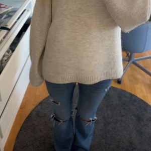 Blåa lågmidjade bootcut jeans med hål  - Ursnygga jeans med hål!! De är bootcut och lågmidjade och sitter superbra. De är från lager 157 men har klippt hålen själv! Inte använda så mycket så bra skick och passar mig som är 169 i längd. Skriv för mått ❣️❣️❣️