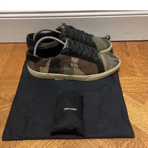 SÖKER SAINT LAURENT  - SÖKER SAINT LAURENT SKOR VILKA SOM HELST 